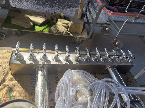 Double Pedestal Draft Beer 12 Tap Tower