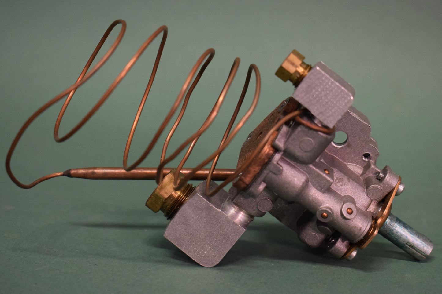 Gas oven thermostat control valve